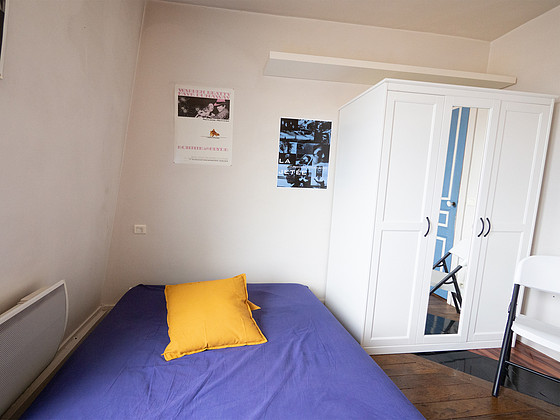 Very bright bedroom equipped with closet, cupboard, bedside table