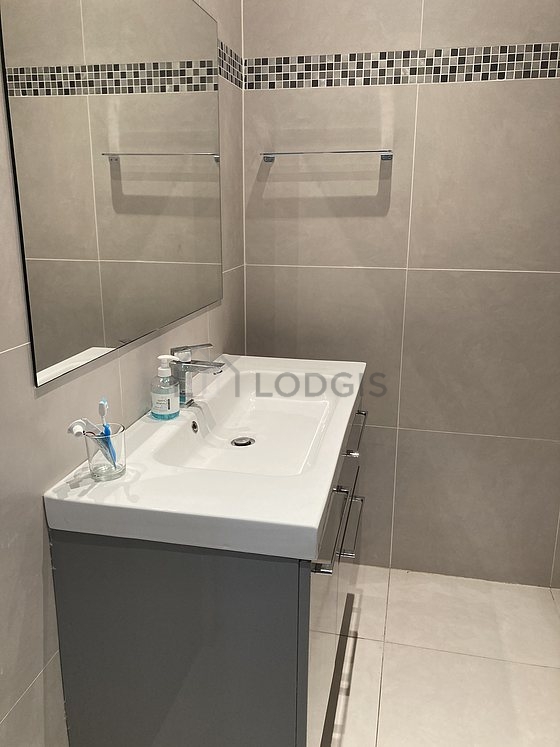 Salle de bain équipée de lave linge, sèche linge, serviettes de bain
