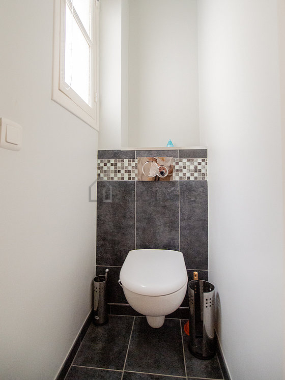 Toilettes indépendantes de la salle d'eau