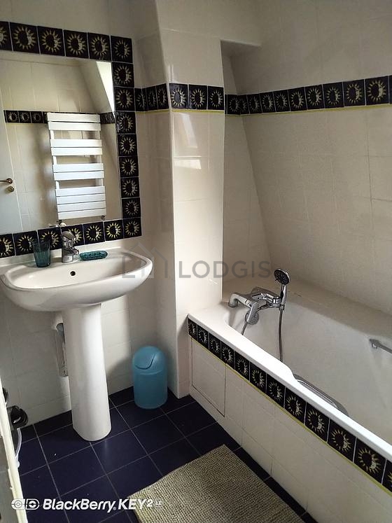 Agréable salle de bain très claire avec du carrelage au sol