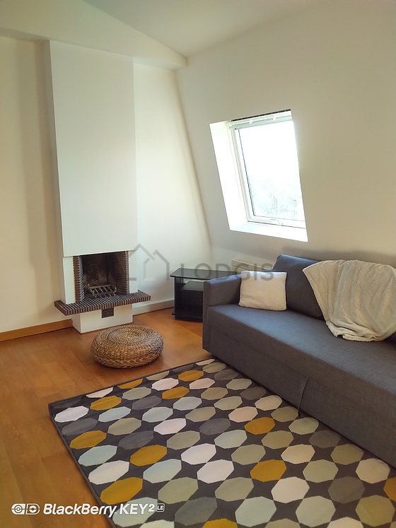 Grand salon de 25m² avec du parquet au sol