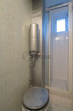 Salle de bain équipée de douche séparée, radiateur sèche-serviettes