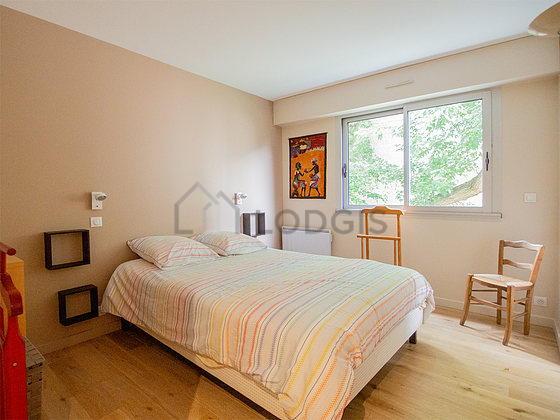 Chambre avec du parquet au sol