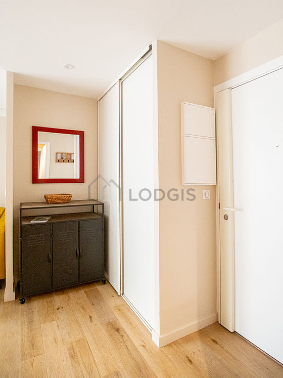 Très belle entrée avec du parquet au sol