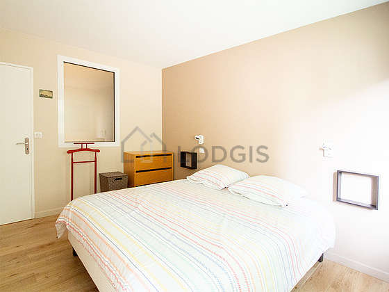 Very bright bedroom equipped with storage space, 1 chair(s)
