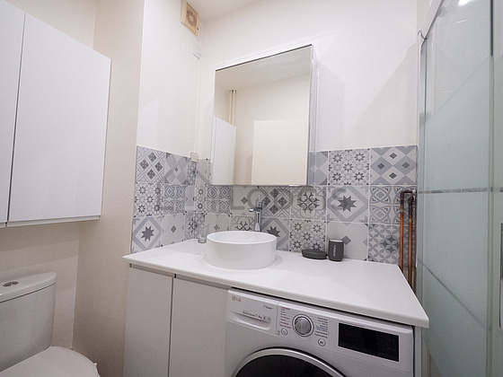 Agréable salle de bain très claire avec du carrelage au sol