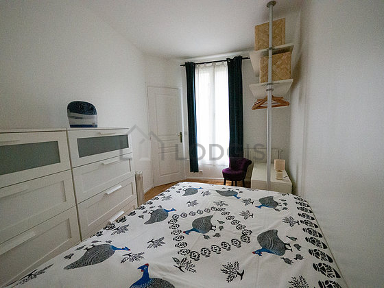 Chambre lumineuse équipée de penderie