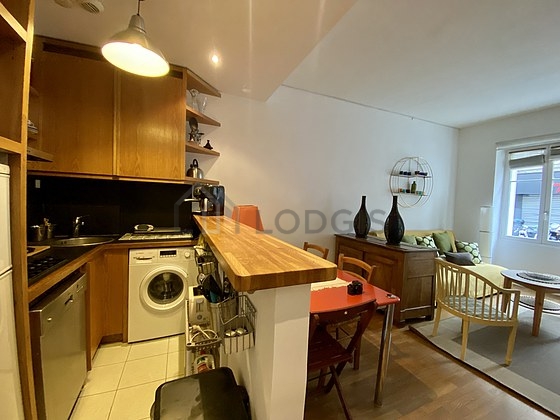 Cuisine équipée de lave linge, réfrigerateur, hotte, vaisselle