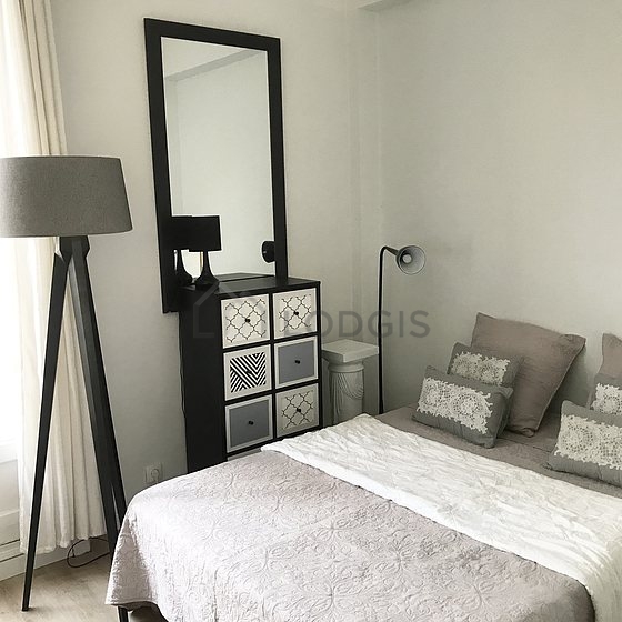 Chambre avec du parquet au sol