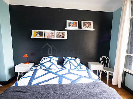 Chambre avec du parquet au sol