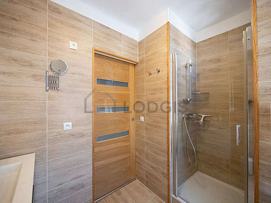 Pleasant and very bright bathroom with double-glazed windows and with tilefloor