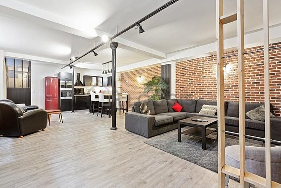 Large living room of 50m² with wooden floor