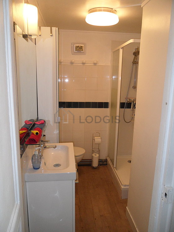 Agréable salle de bain très claire avec du parquet au sol
