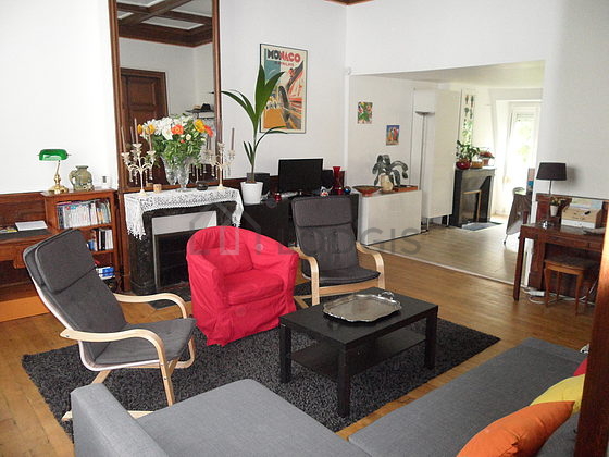 Séjour très calme équipé de 1 canapé(s) lit(s) de 140cm, télé, chaine hifi, 1 fauteuil(s)