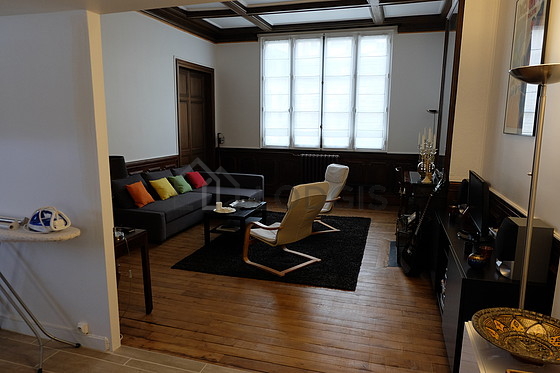 Salon avec du parquet au sol
