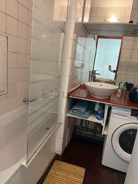Pleasant and very bright bathroom with tile floor