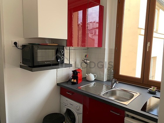 Cuisine équipée de lave linge, réfrigerateur, vaisselle, tabouret