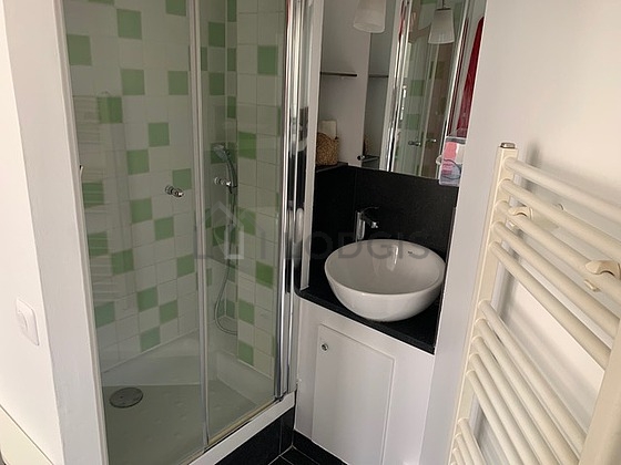 Agréable salle de bain très claire avec du carrelage au sol