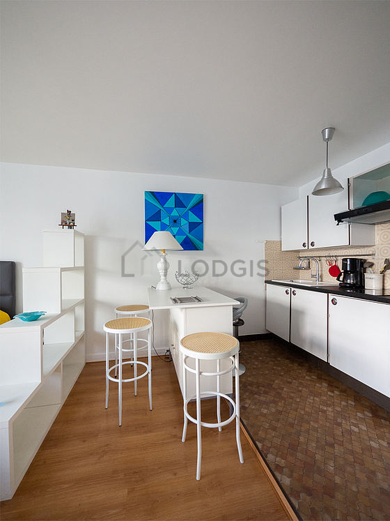 Belle cuisine avec du linoleum au sol