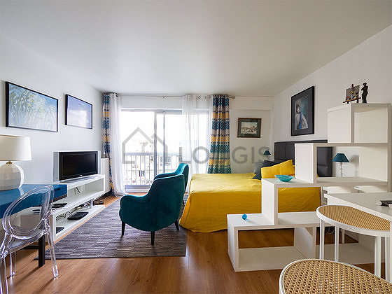Beautiful, very quiet and bright sitting room of an apartmentin Paris