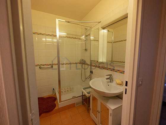 Pleasant and very bright bathroom with tile floor