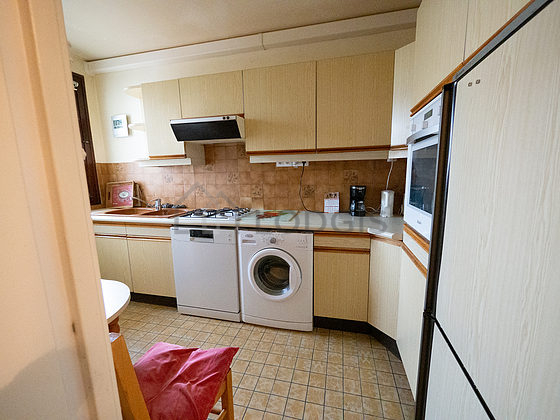 Very bright kitchen with double-glazed windows facing the courtyard