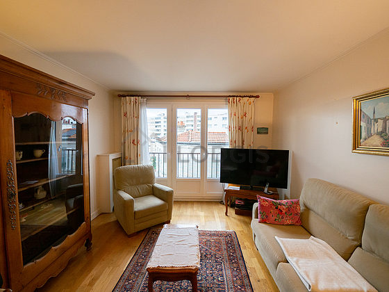 Very bright living room furnished with 4 chair(s)