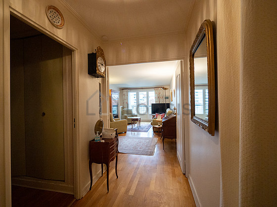Entrée avec du parquet au sol