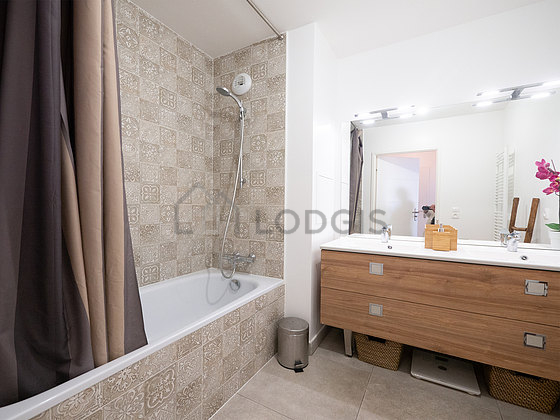 Pleasant and very bright bathroom with tile floor