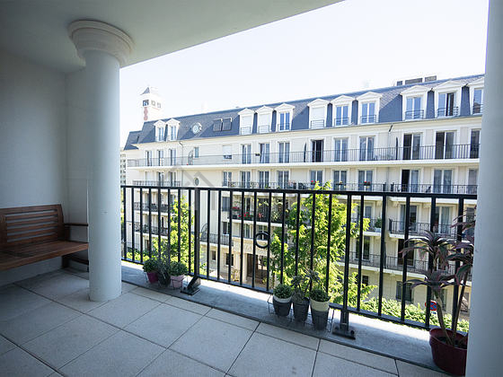 Terrasse très calme et très lumineuse avec du carrelage au sol