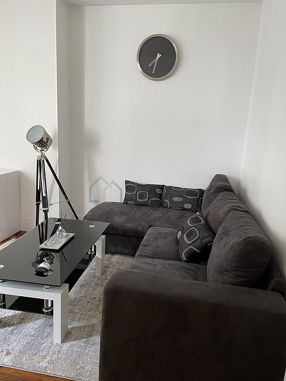 Salon avec du parquet au sol