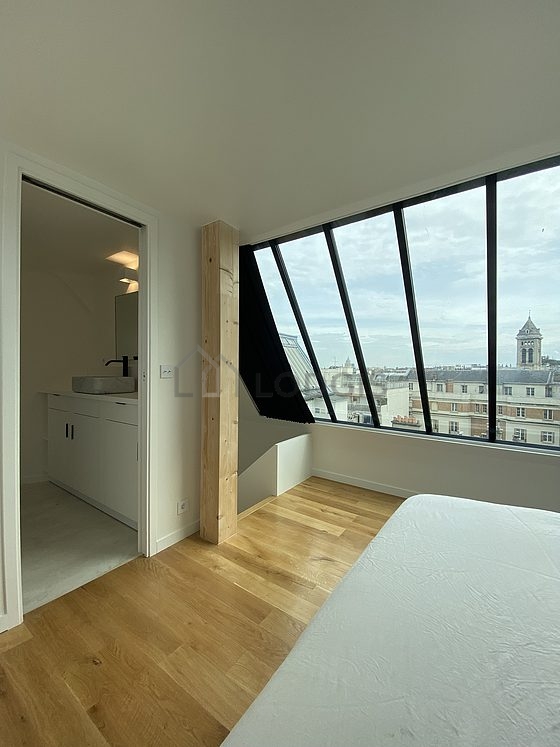 Chambre très lumineuse équipée de télé