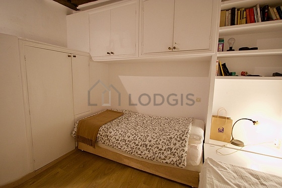 Chambre avec fenêtres