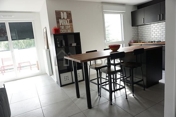 Cuisine équipée de lave linge, sèche linge, réfrigerateur, hotte