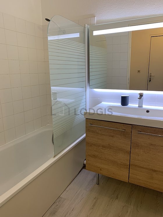 Pleasant and very bright bathroom 