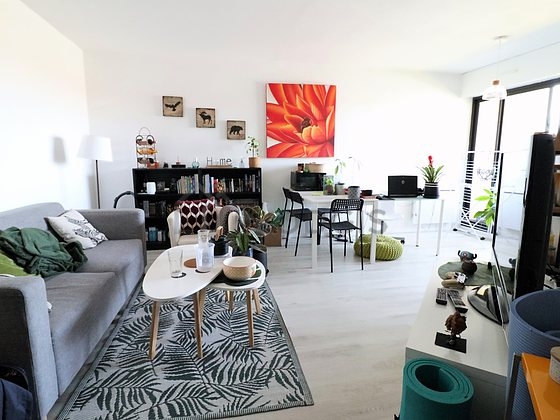 Séjour très calme équipé de 1 canapé(s) lit(s) de 140cm, télé, 1 fauteuil(s), 1 chaise(s)