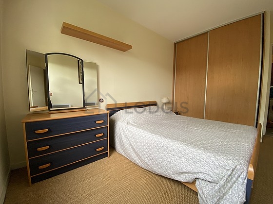 Chambre avec du parquet au sol