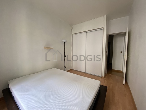 Chambre avec fenêtres