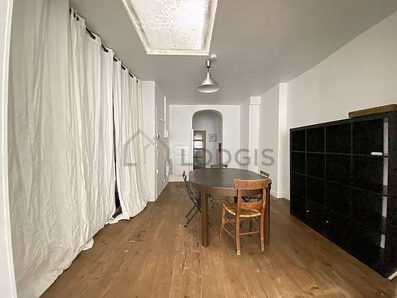 Dining room with woodenfloor