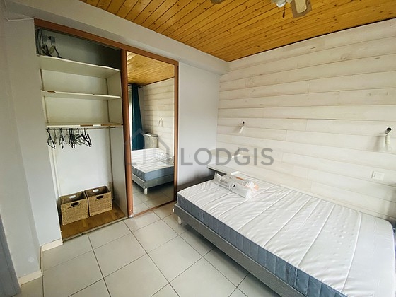 Chambre avec fenêtres double vitrage