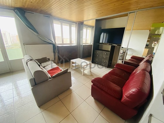 Séjour équipé de télé, penderie, placard, 1 chaise(s)