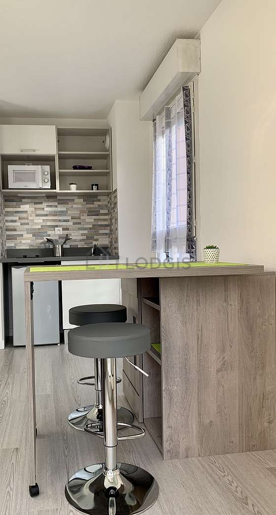 Kitchenopens on the living room