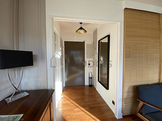 Séjour avec fenêtres double vitrage et balcon donnant sur rue