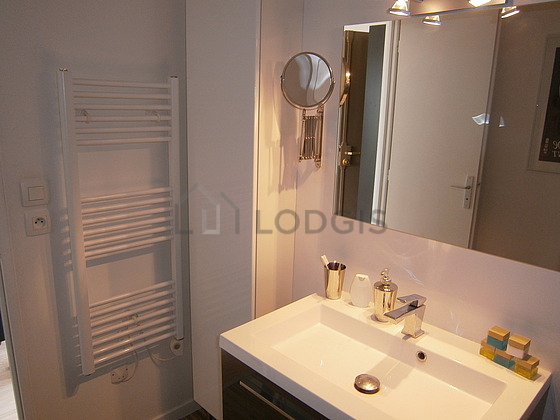 Bathroom equipped with separate shower, towel drying radiator