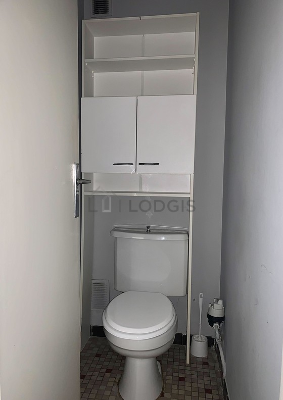 Toilettes indépendantes de la salle d'eau