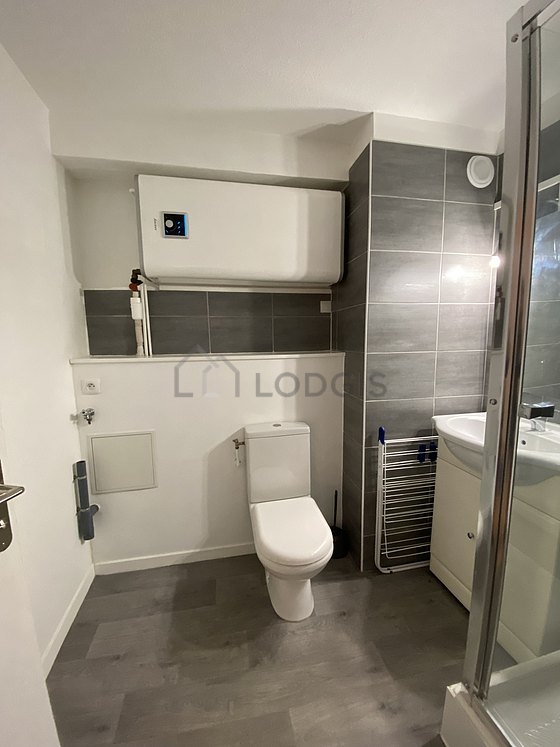 Bathroom equipped with separate shower, towel drying radiator