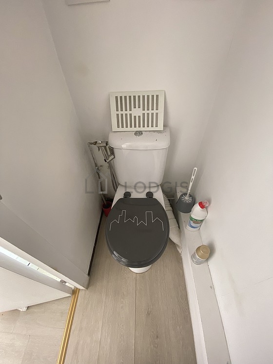 Toilettes indépendantes de la salle d'eau