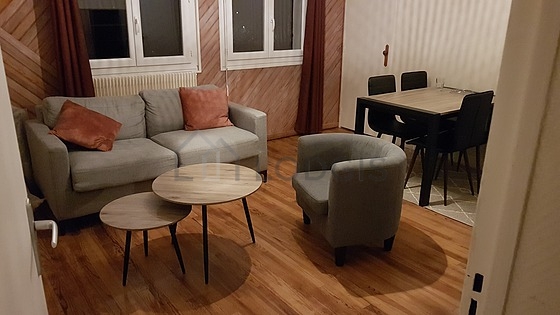 Séjour équipé de 1 canapé(s) lit(s) de 80cm, télé, 1 fauteuil(s), 1 chaise(s)
