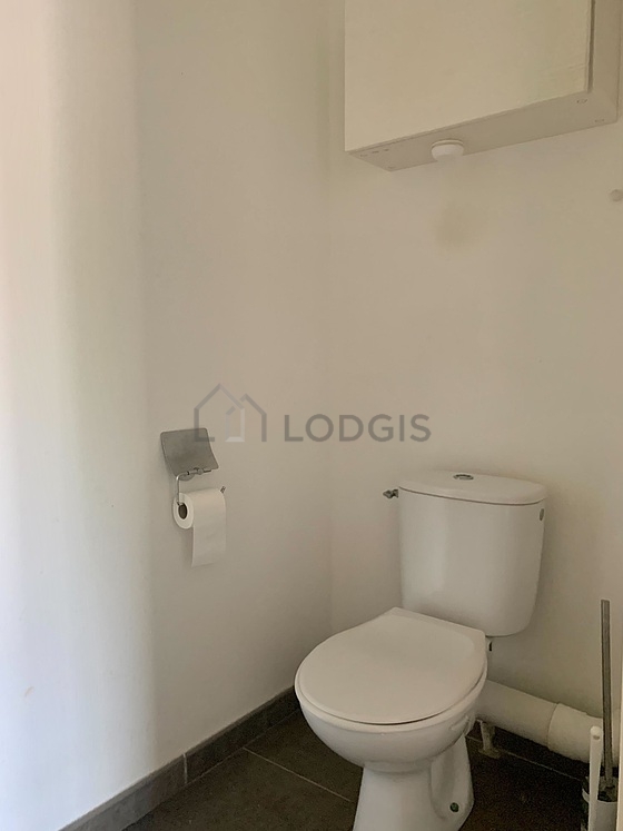 Toilettes indépendantes de la salle d'eau