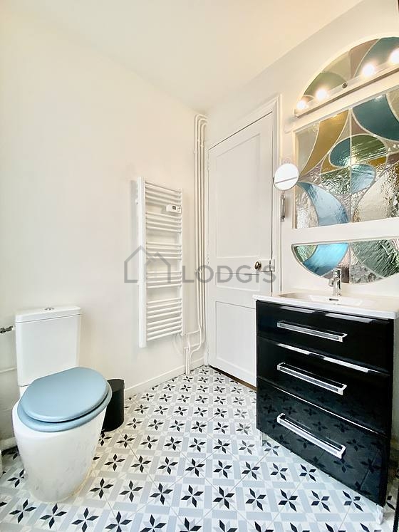 Bathroom equipped with bath towels